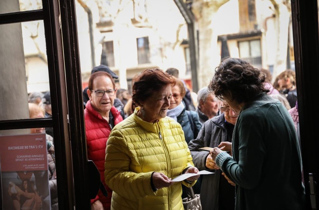 Els casals de la gent gran omplen quatre sessions al teatre compartides amb estudiants